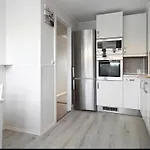 Spacious 3br In Peaceful Tranby, ,host Shared *