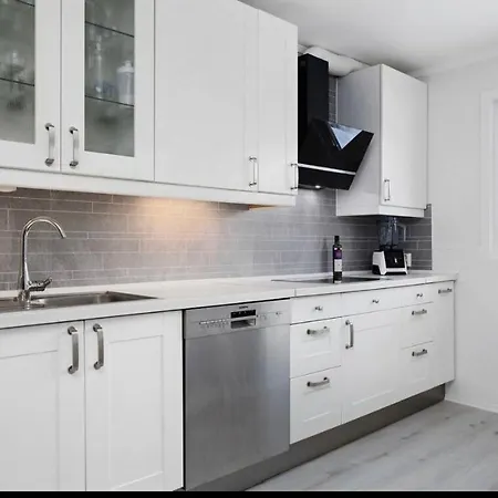Spacious 3br In Peaceful Tranby, ,host Shared *