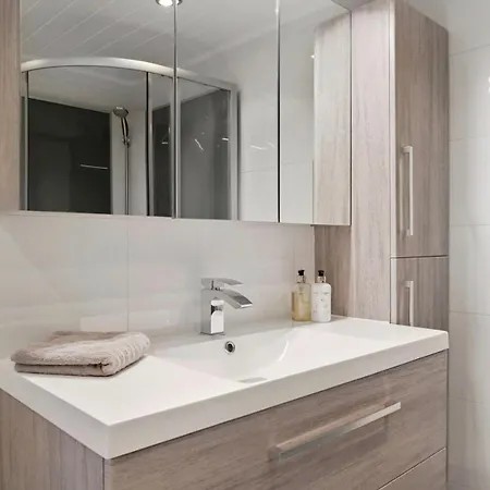 Spacious 3br In Peaceful Tranby, ,host Shared *