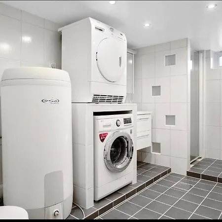 Spacious 3br In Peaceful Tranby, ,host Shared Apartman *