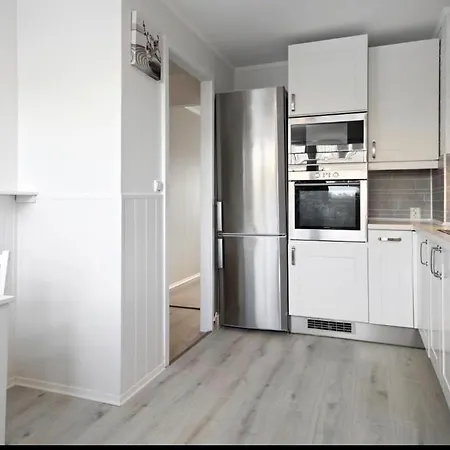 Spacious 3br In Peaceful Tranby, ,host Shared *