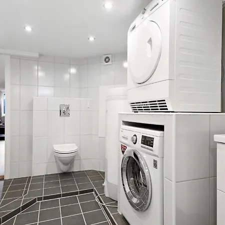 Apartman Spacious 3br In Peaceful Tranby, ,host Shared *