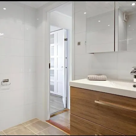 Spacious 3br In Peaceful Tranby, ,host Shared Appartement *
